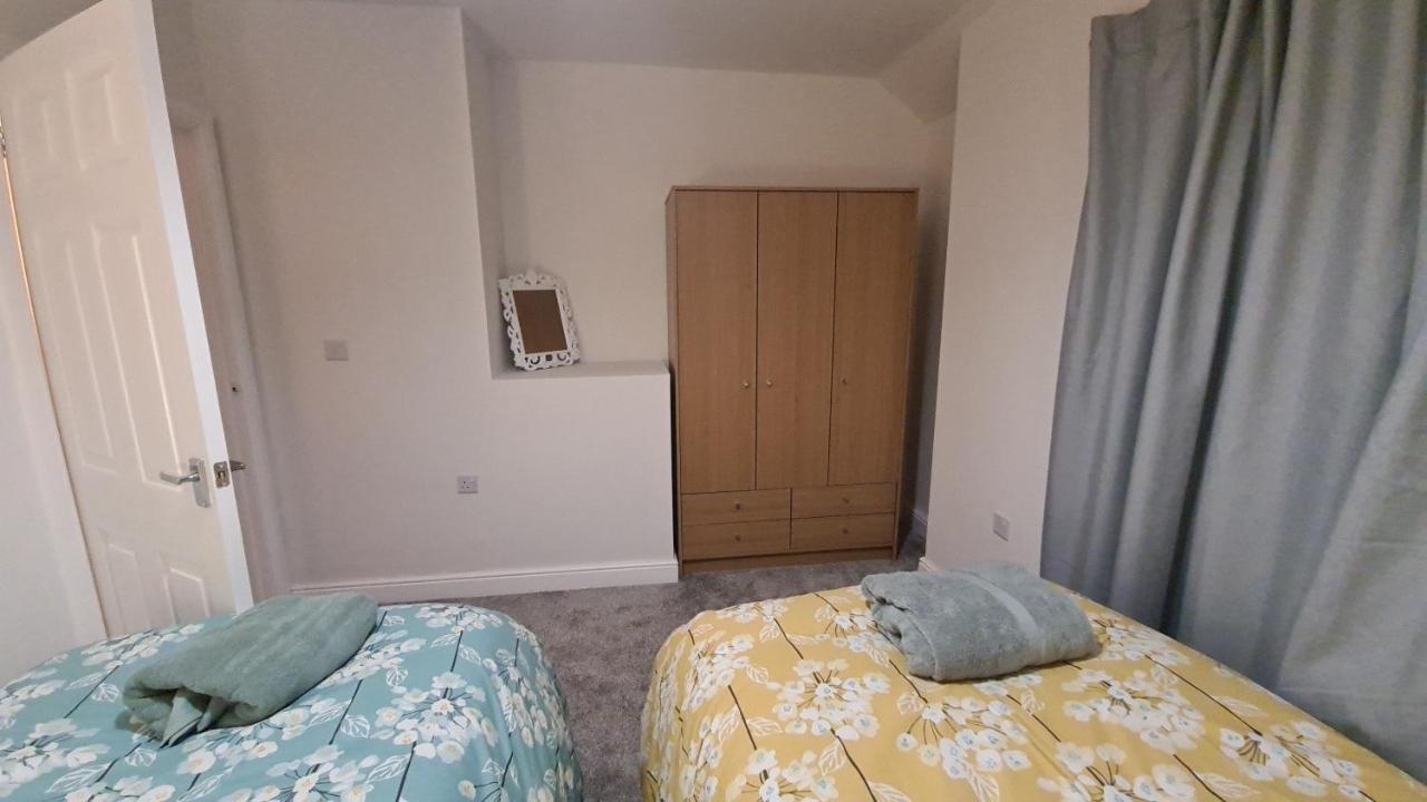 Spacious 3 Bedroom House, 6 Beds In Spondon, Derby With Parking Eksteriør billede